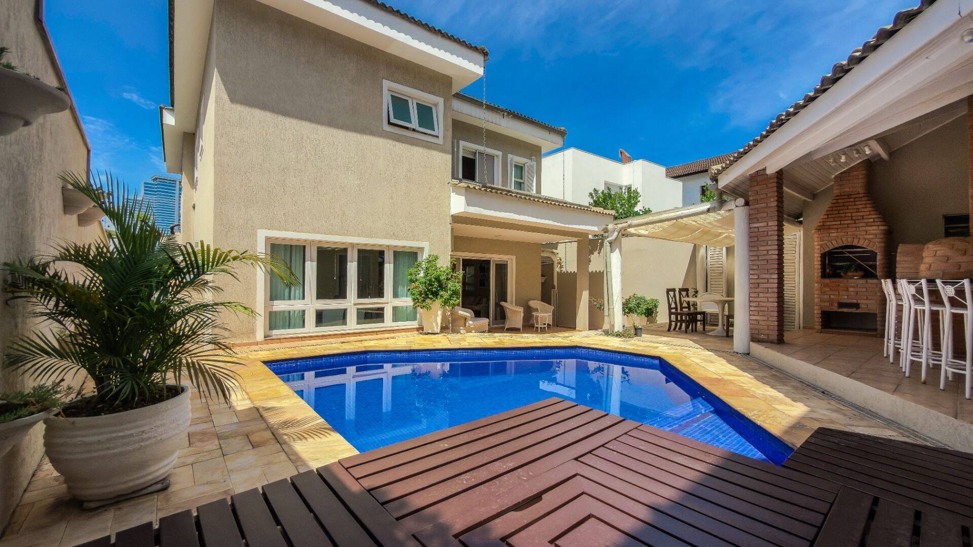 Casa, 4 quartos, 348 m² - Foto 1